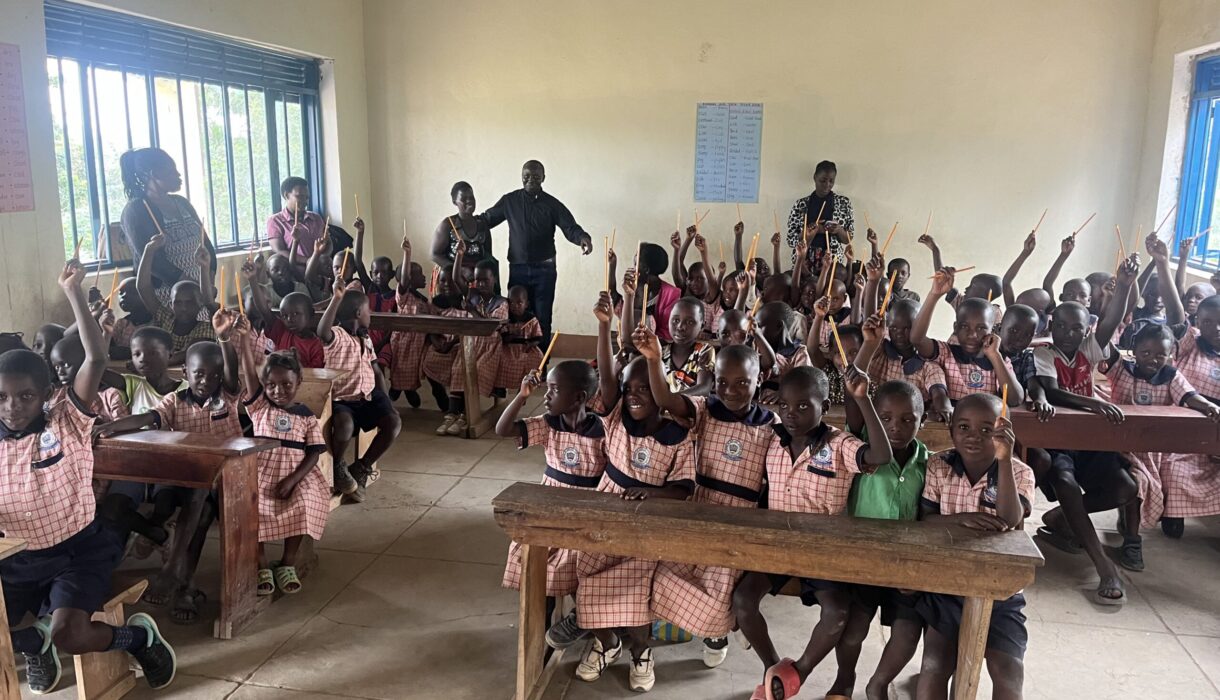 Klassenzimmer mit Kindern, die aufzeigen