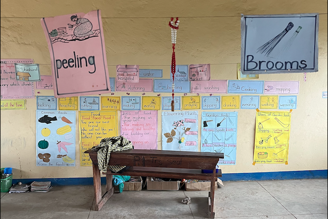 Wand in Klassenzimmer mit Bildern behängt